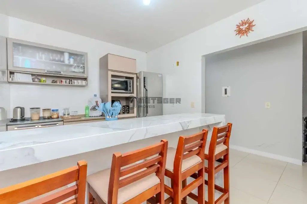 CASA AMPLA COM TERRENO ESPAÇOSO EM AREIAS – CONFORTO E ÓTIMA LOCALIZAÇÃO!