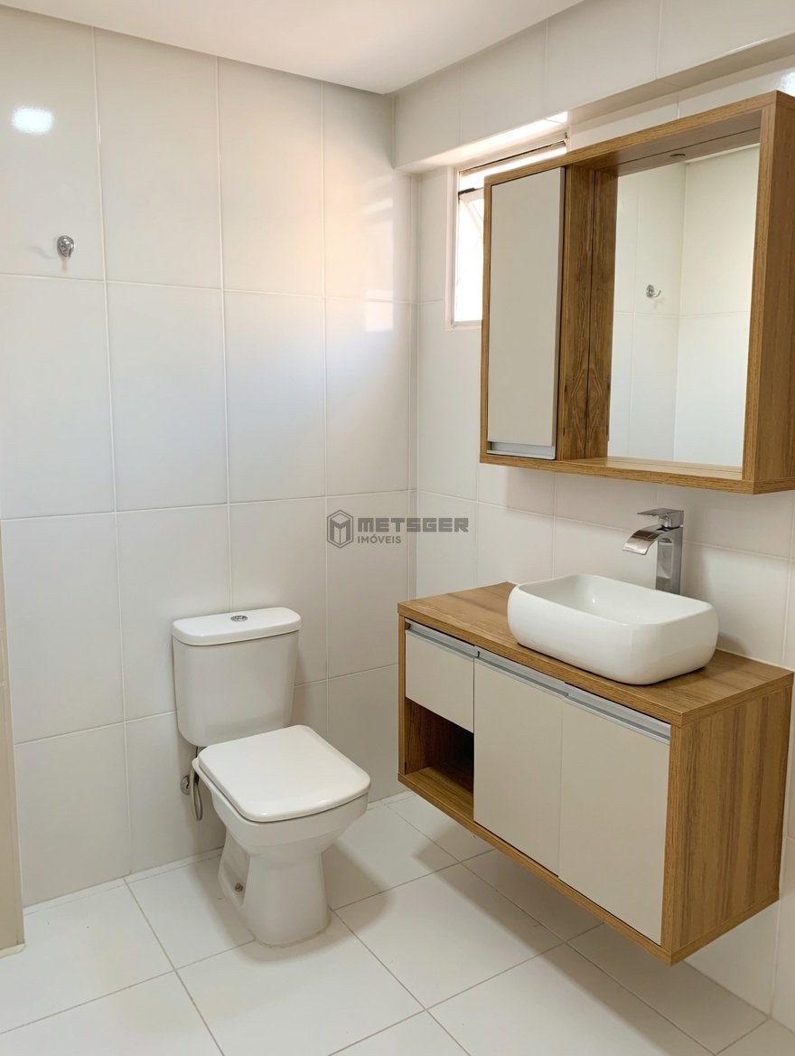 APARTAMENTO REFORMADO, MOBILIADO E A 200 M DA PRAIA CENTRAL DE BALNEÁRIO CAMBORIÚ