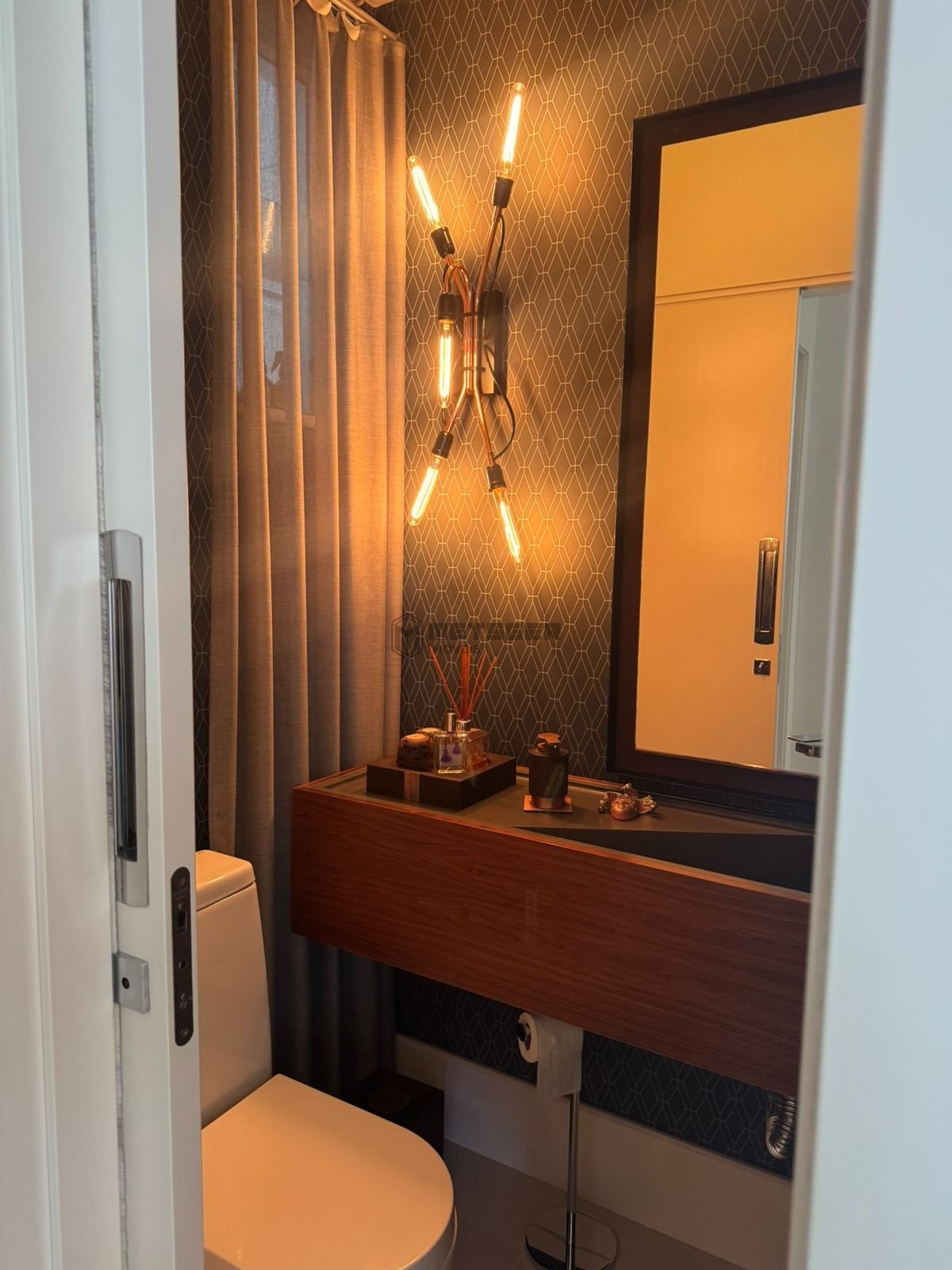 Apartamento Edif Ville Del Acqua em Balneário Camboriú com 3 suítes, 1 lavabo, 3 vagas e com vista para o mar.