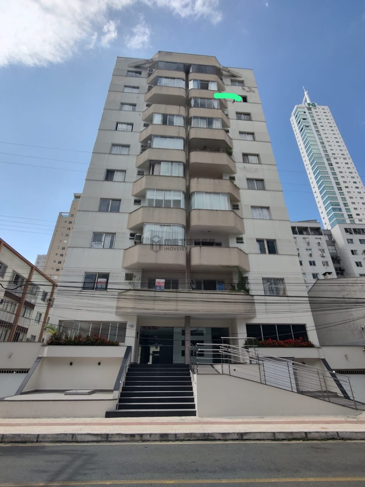 APARTAMENTO REFORMADO, MOBILIADO E A 200 M DA PRAIA CENTRAL DE BALNEÁRIO CAMBORIÚ