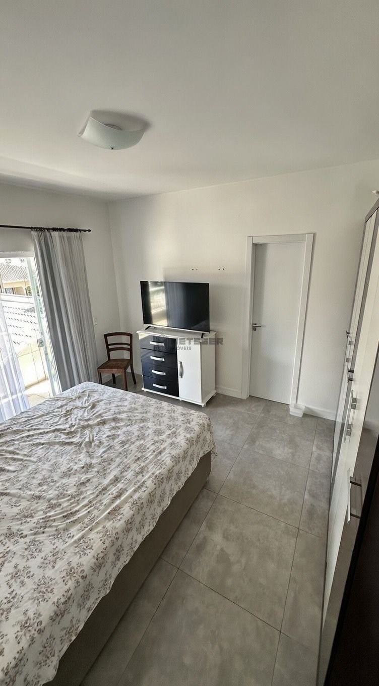 Casa com piscina e 4 suítes no centro de Balneário Camboriú