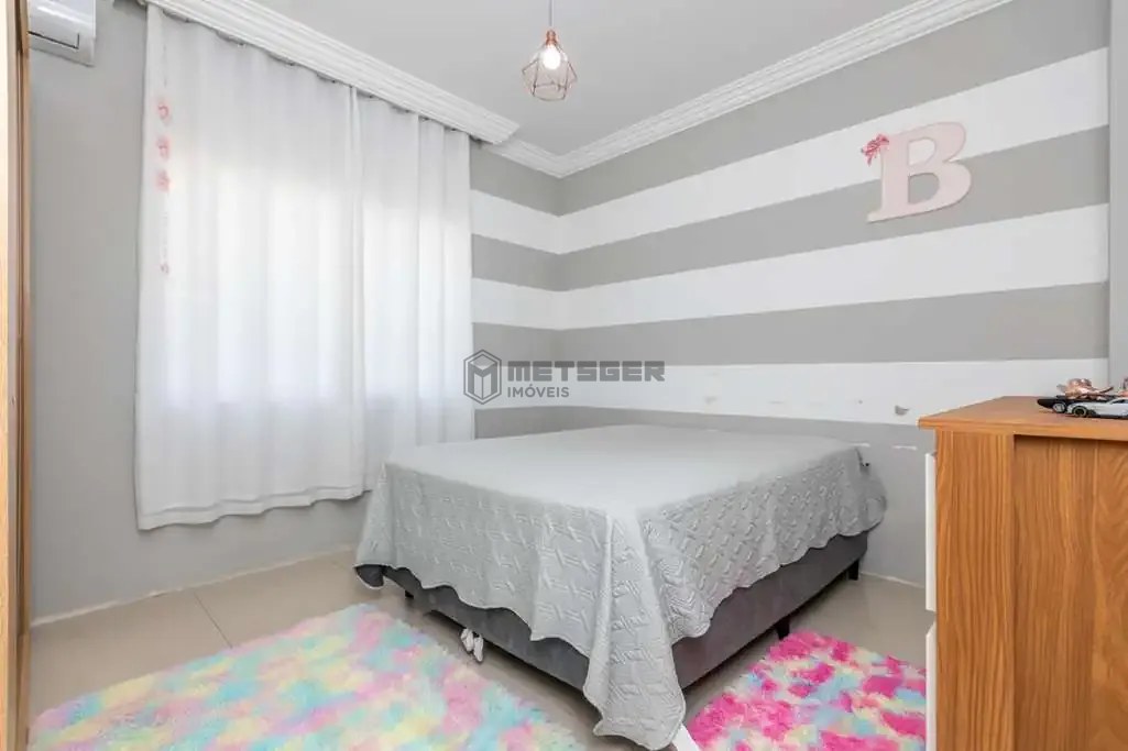 CASA AMPLA COM TERRENO ESPAÇOSO EM AREIAS – CONFORTO E ÓTIMA LOCALIZAÇÃO!