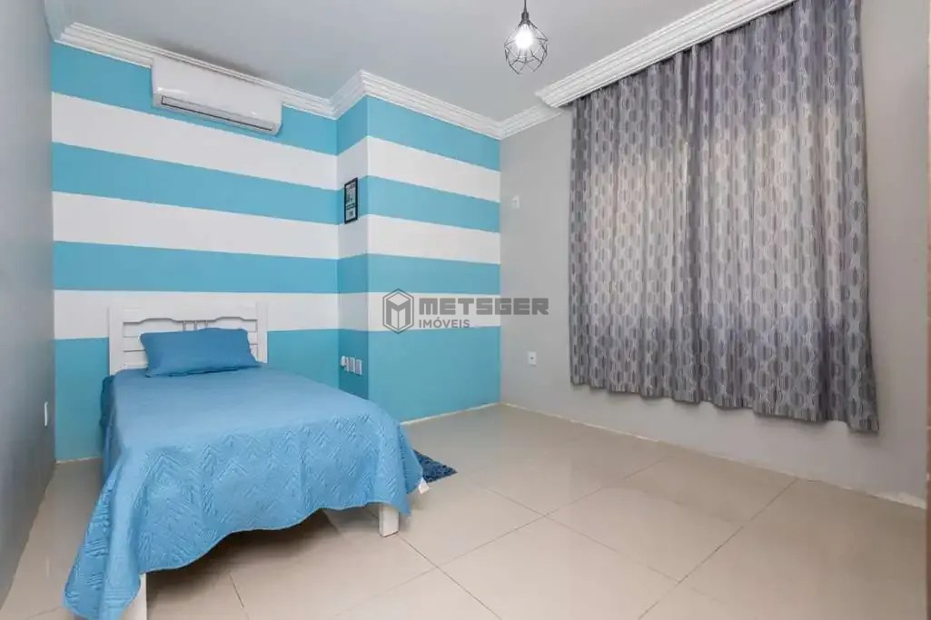 CASA AMPLA COM TERRENO ESPAÇOSO EM AREIAS – CONFORTO E ÓTIMA LOCALIZAÇÃO!