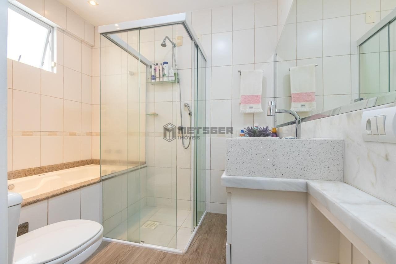 Apartamento Edif Ilma , Balneário Camboriú 2 suítes , 1 lavabo, 2 vagas de garagem, uma e uma excelente área externa.