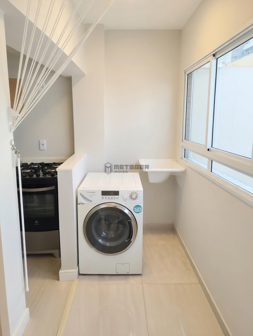 APARTAMENTO REFORMADO, MOBILIADO E A 200 M DA PRAIA CENTRAL DE BALNEÁRIO CAMBORIÚ
