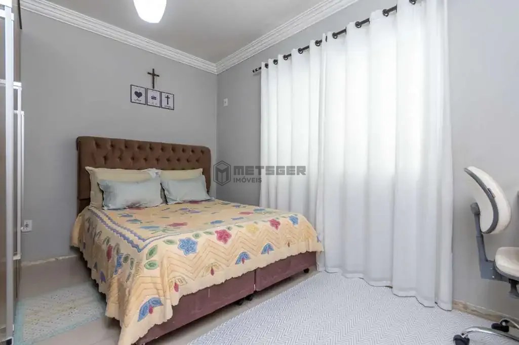 CASA AMPLA COM TERRENO ESPAÇOSO EM AREIAS – CONFORTO E ÓTIMA LOCALIZAÇÃO!