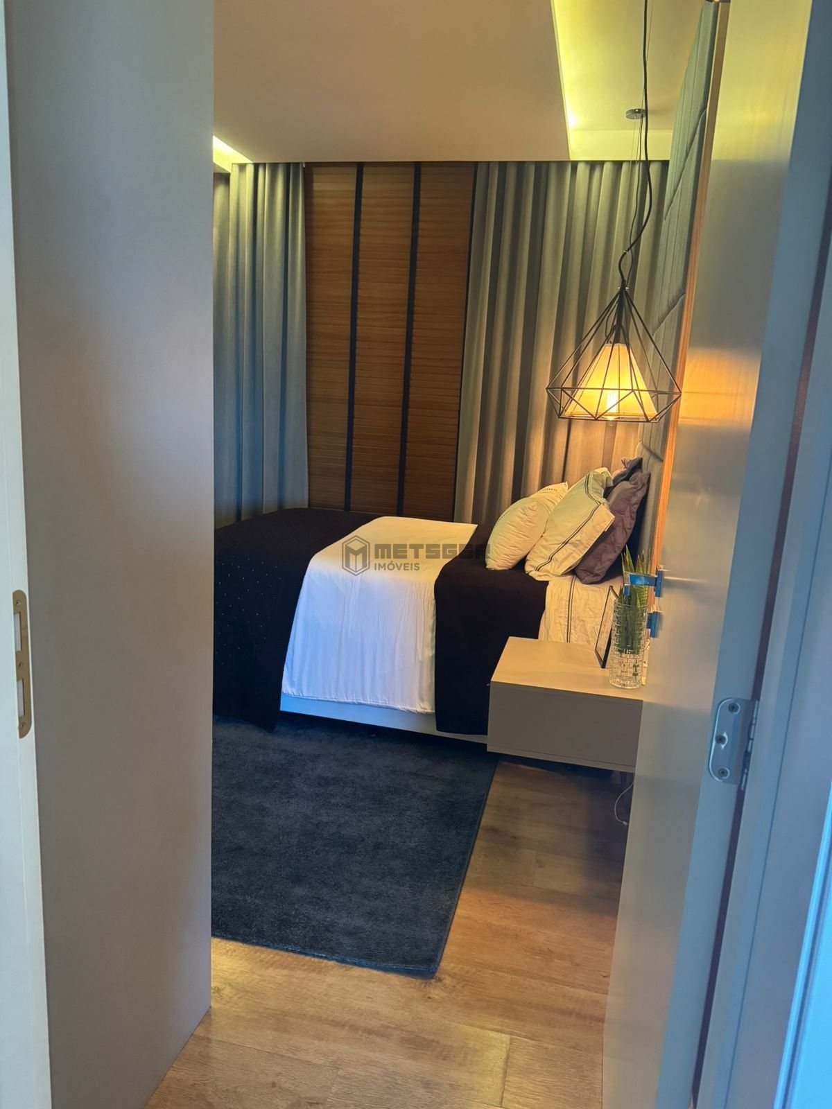 Apartamento Edif Ville Del Acqua em Balneário Camboriú com 3 suítes, 1 lavabo, 3 vagas e com vista para o mar.