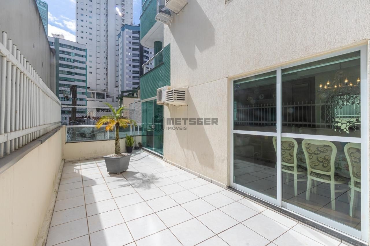 Apartamento Edif Ilma , Balneário Camboriú 2 suítes , 1 lavabo, 2 vagas de garagem, uma e uma excelente área externa.