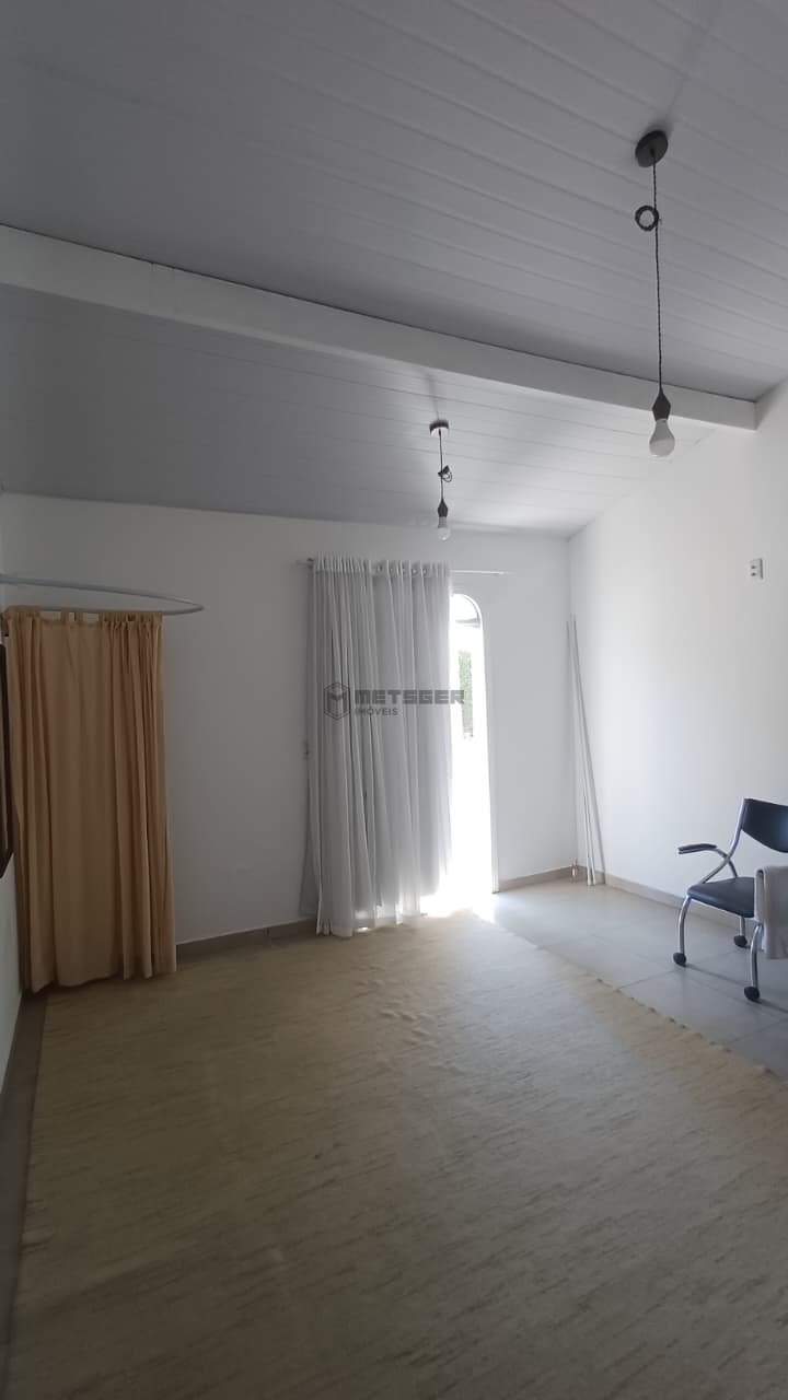 IMÓVEL AMPLO COM SUÍTES, SALA COMERCIAL INTEGRADA E ESPAÇO PARA TODA A FAMÍLIA