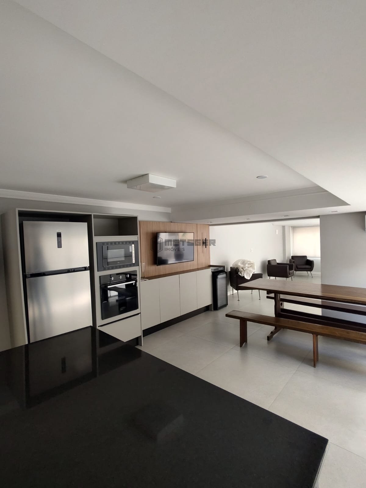 APARTAMENTO REFORMADO, MOBILIADO E A 200 M DA PRAIA CENTRAL DE BALNEÁRIO CAMBORIÚ