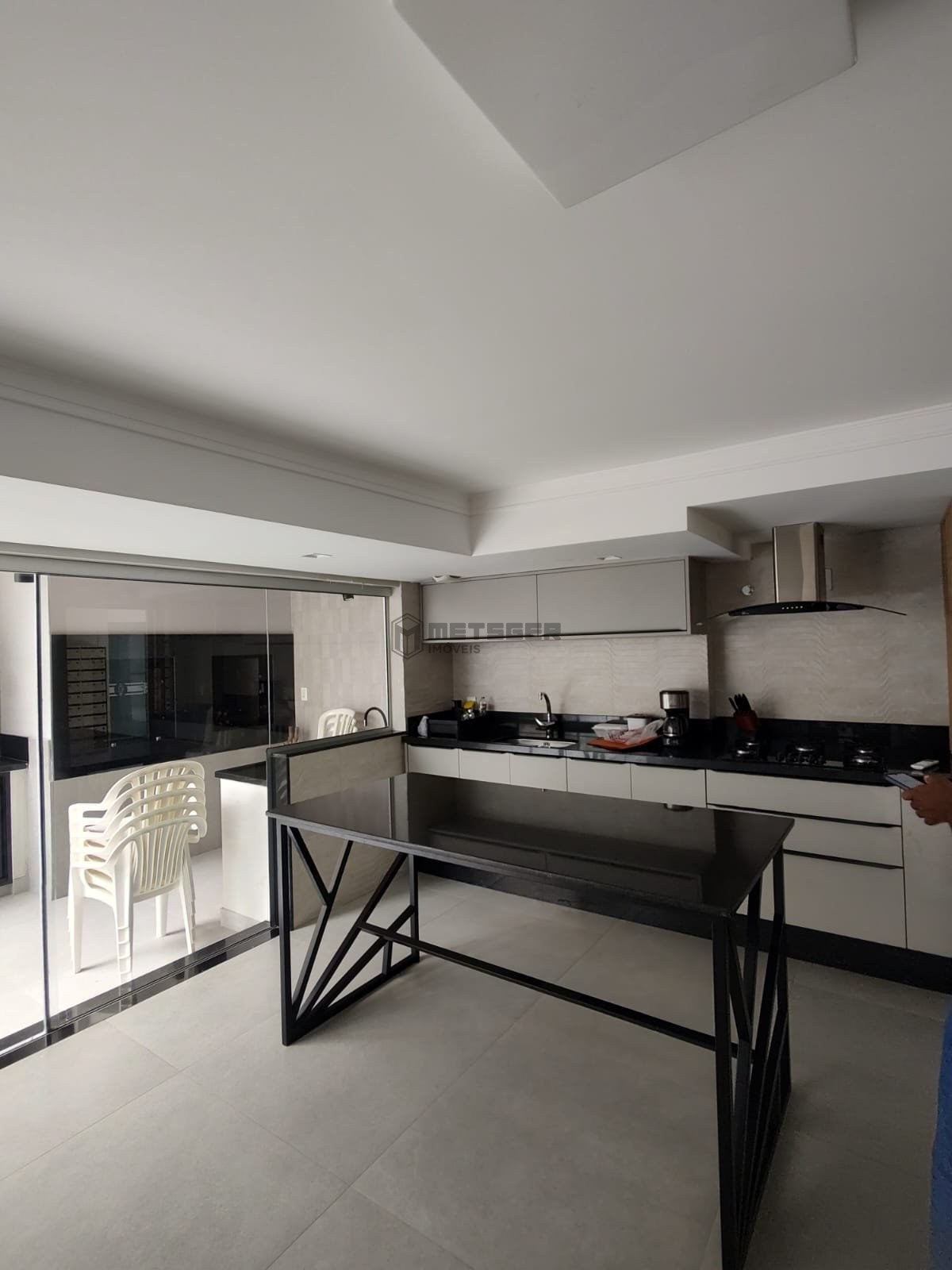 APARTAMENTO REFORMADO, MOBILIADO E A 200 M DA PRAIA CENTRAL DE BALNEÁRIO CAMBORIÚ