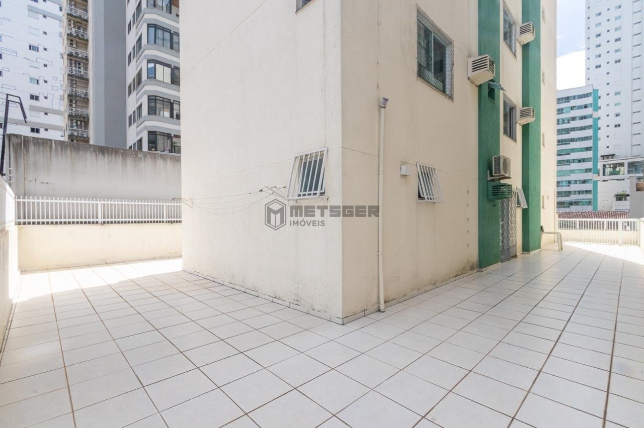 Apartamento Edif Ilma , Balneário Camboriú 2 suítes , 1 lavabo, 2 vagas de garagem, uma e uma excelente área externa.