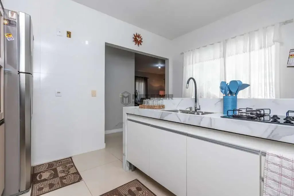 CASA AMPLA COM TERRENO ESPAÇOSO EM AREIAS – CONFORTO E ÓTIMA LOCALIZAÇÃO!