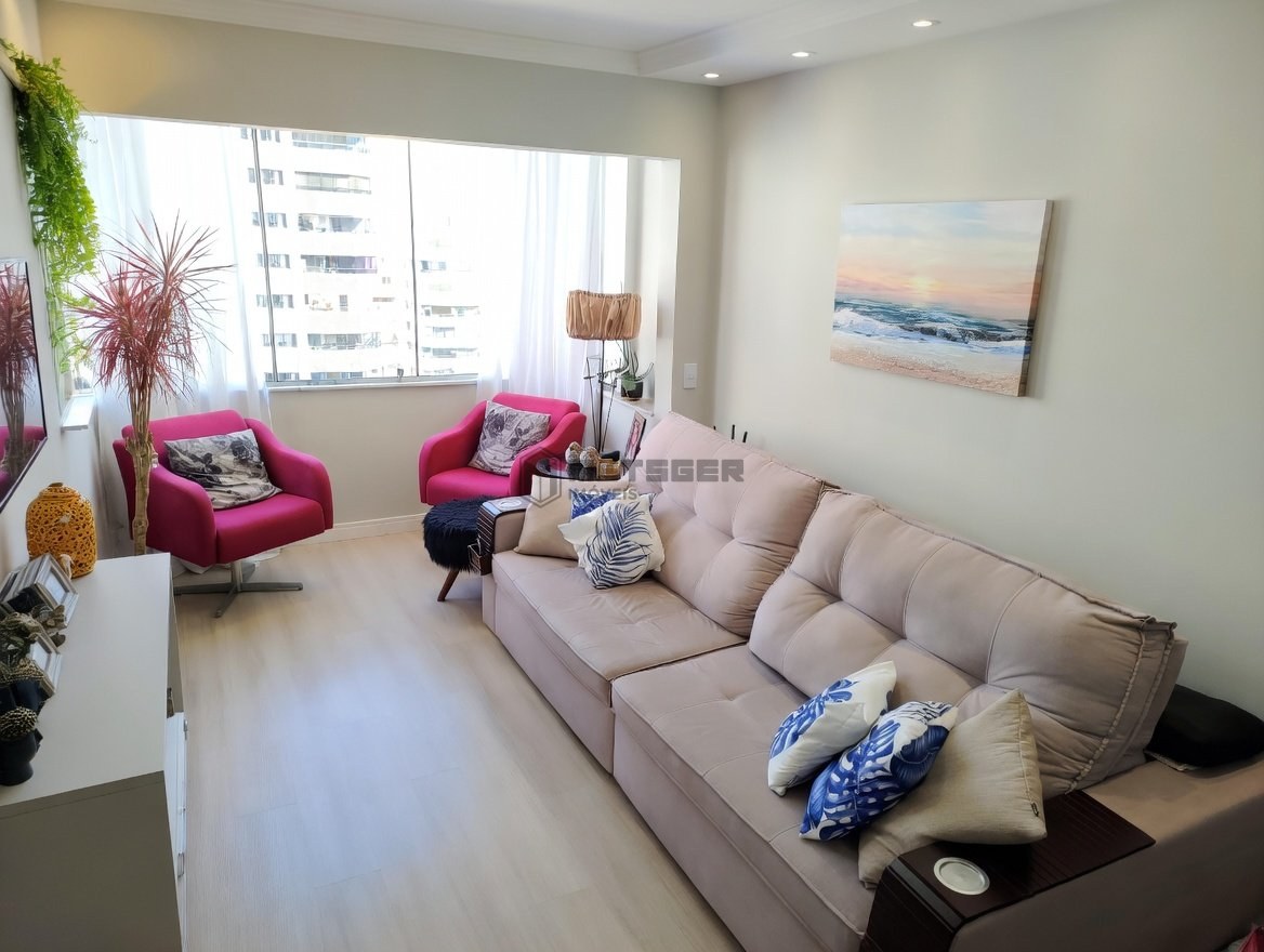 APARTAMENTO REFORMADO, MOBILIADO E A 200 M DA PRAIA CENTRAL DE BALNEÁRIO CAMBORIÚ