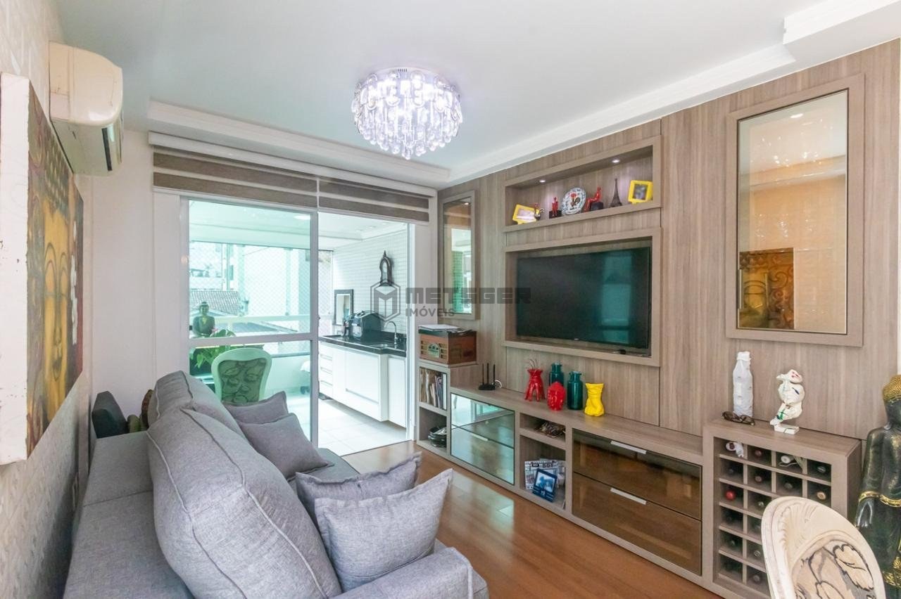 Apartamento Edif Ilma , Balneário Camboriú 2 suítes , 1 lavabo, 2 vagas de garagem, uma e uma excelente área externa.