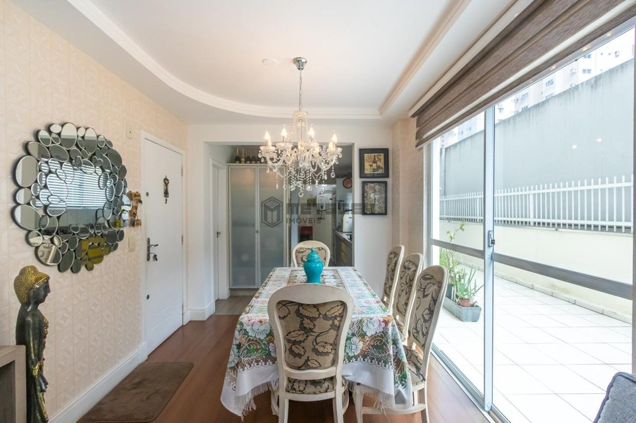 Apartamento Edif Ilma , Balneário Camboriú 2 suítes , 1 lavabo, 2 vagas de garagem, uma e uma excelente área externa.