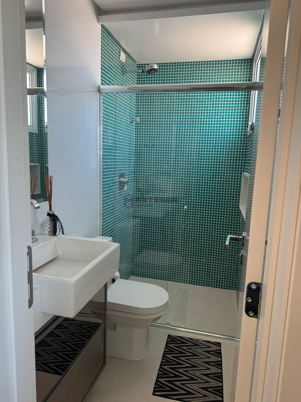 Apartamento Edif Ville Del Acqua em Balneário Camboriú com 3 suítes, 1 lavabo, 3 vagas e com vista para o mar.