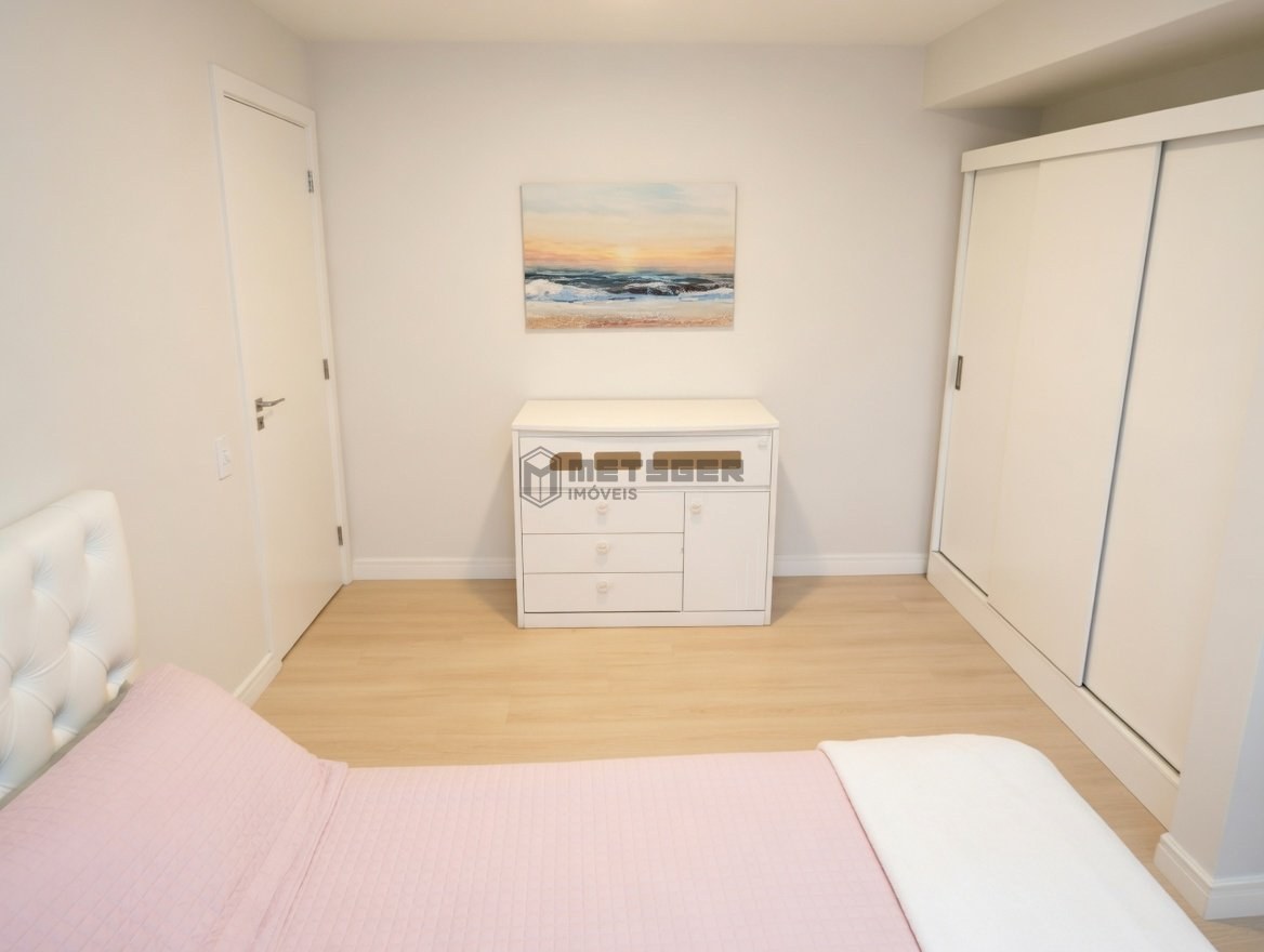 APARTAMENTO REFORMADO, MOBILIADO E A 200 M DA PRAIA CENTRAL DE BALNEÁRIO CAMBORIÚ