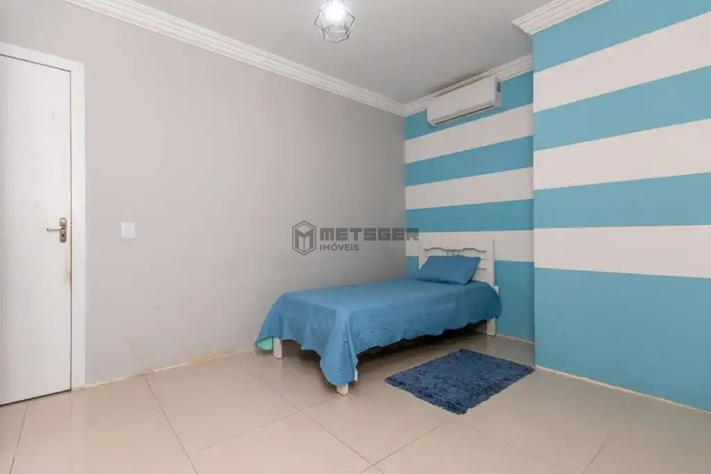 CASA AMPLA COM TERRENO ESPAÇOSO EM AREIAS – CONFORTO E ÓTIMA LOCALIZAÇÃO!